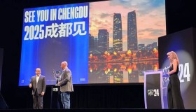 总决赛现场气氛热烈，文明观赛礼仪需加强：观众素质提升与赛场不文明行为解析